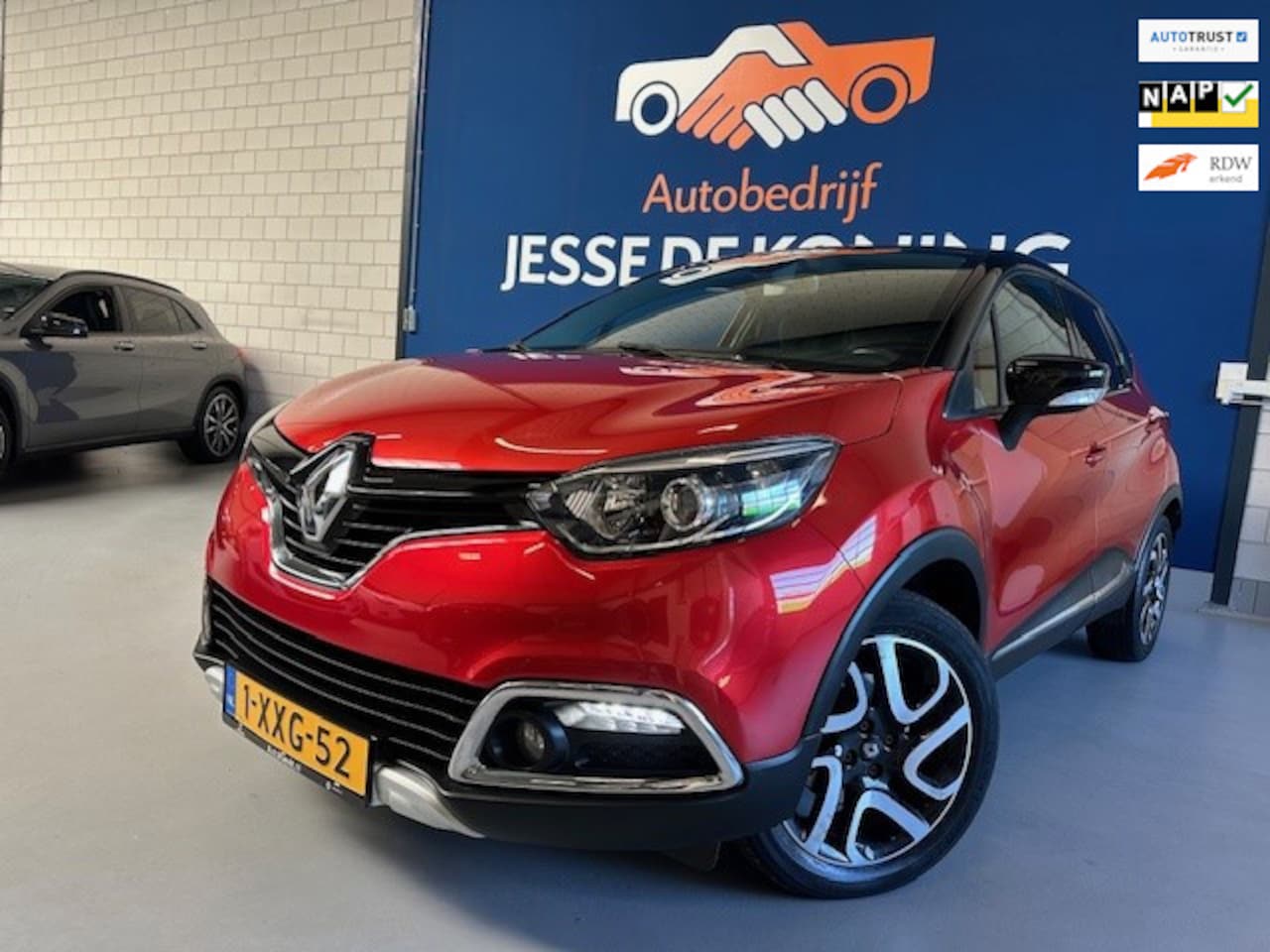 Renault Captur - 1.2 TCe Helly Hansen automaat / bj.2014 / navigatie / climate / half leder / trekhaak / NA - AutoWereld.nl