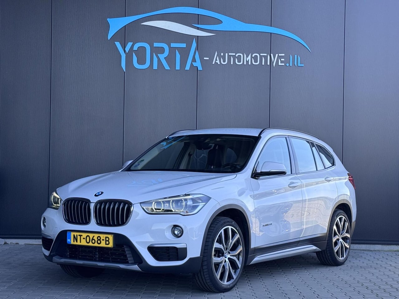 BMW X1 - sDrive20i High Executive NL AUTO*AUTOMAAT*AFN. HAAK*LEDER - AutoWereld.nl