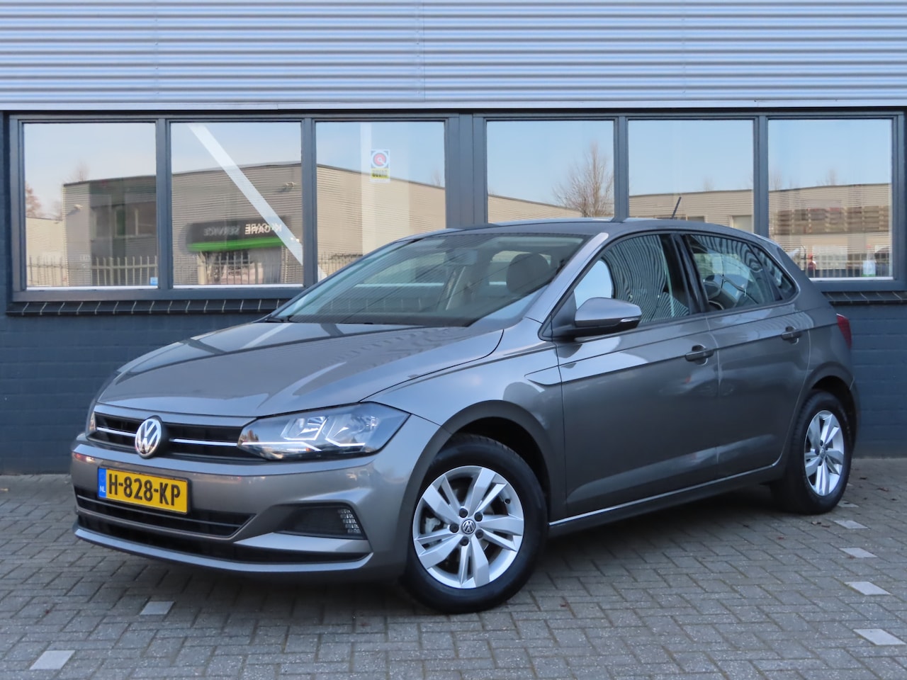 Volkswagen Polo - 1.0 Comfortline | camera | cruise control | trekhaak | carplay - AutoWereld.nl