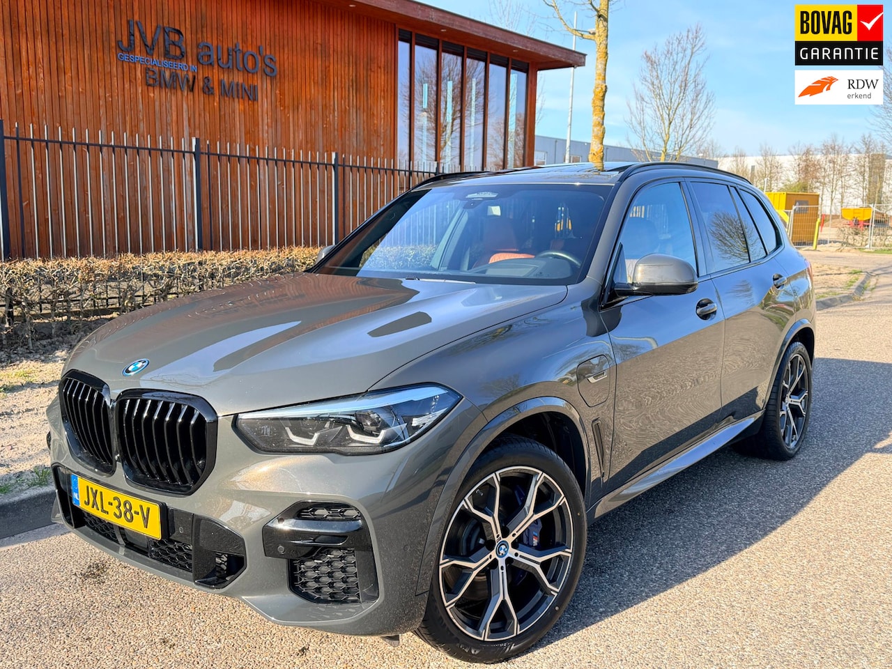 BMW X5 - XDrive45e M-sport, SoH 94% individual comfortstoelen, pano, trekhaak, H&K - AutoWereld.nl