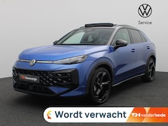 Volkswagen T-Roc - 1.5 eTsi R-Line First Edition 150PK DSG Pano-Schuifdak, Trekhaak, Black Style, 20" LM Velg
