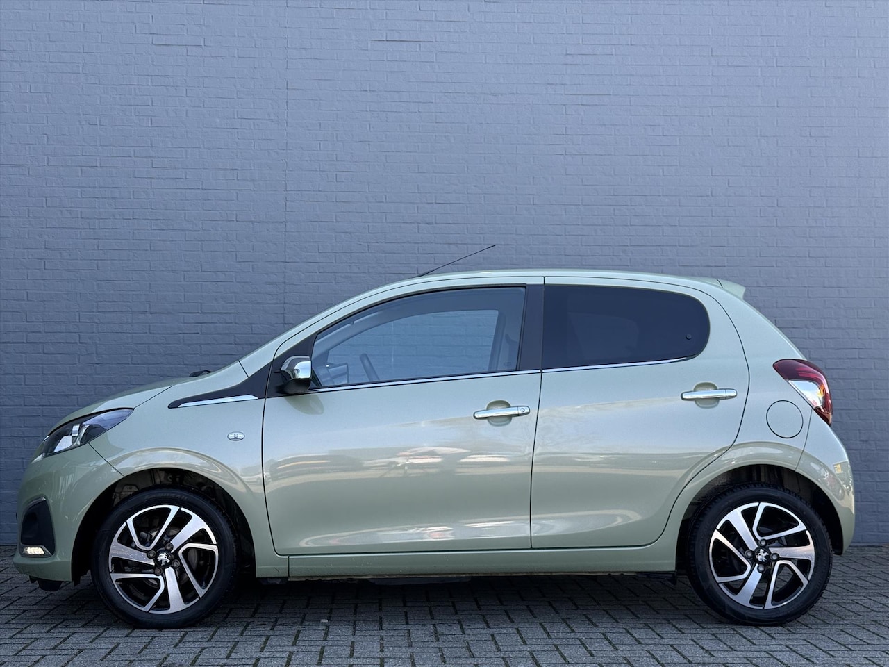Peugeot 108 - 1.0 e-VTi 72pk 5D Allure | All Season Banden | Bluetooth Carkit - AutoWereld.nl