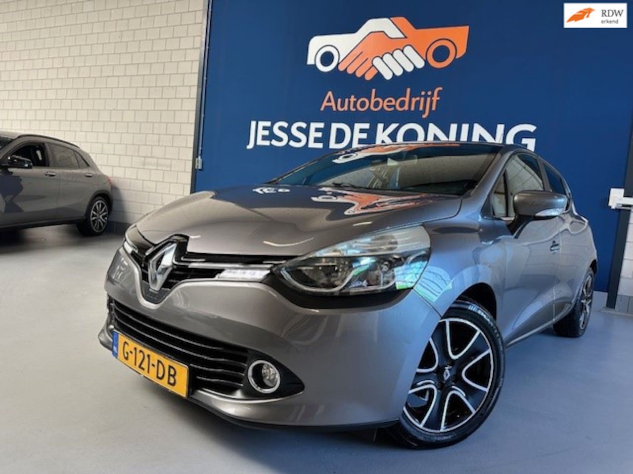 Renault Clio - 0.9 TCe Limited / bj.2016 / kleur: grijs / 5 deurs / navigatie / climate / cruise / APK 03 - AutoWereld.nl