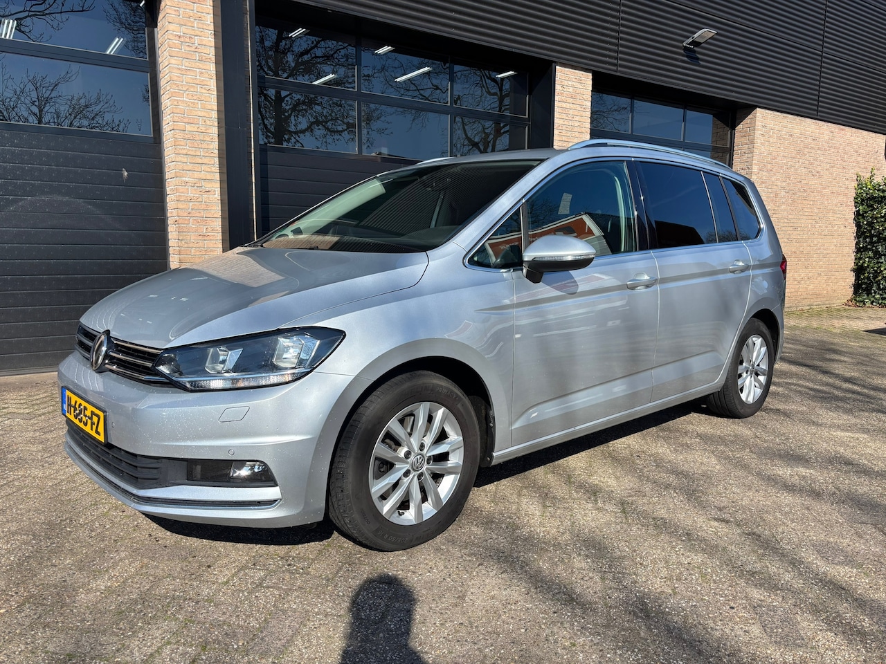 Volkswagen Touran - 1.5 TSI Highline Business R 7p 1.5 TSI Highline Business R 7p Trekhaak - AutoWereld.nl