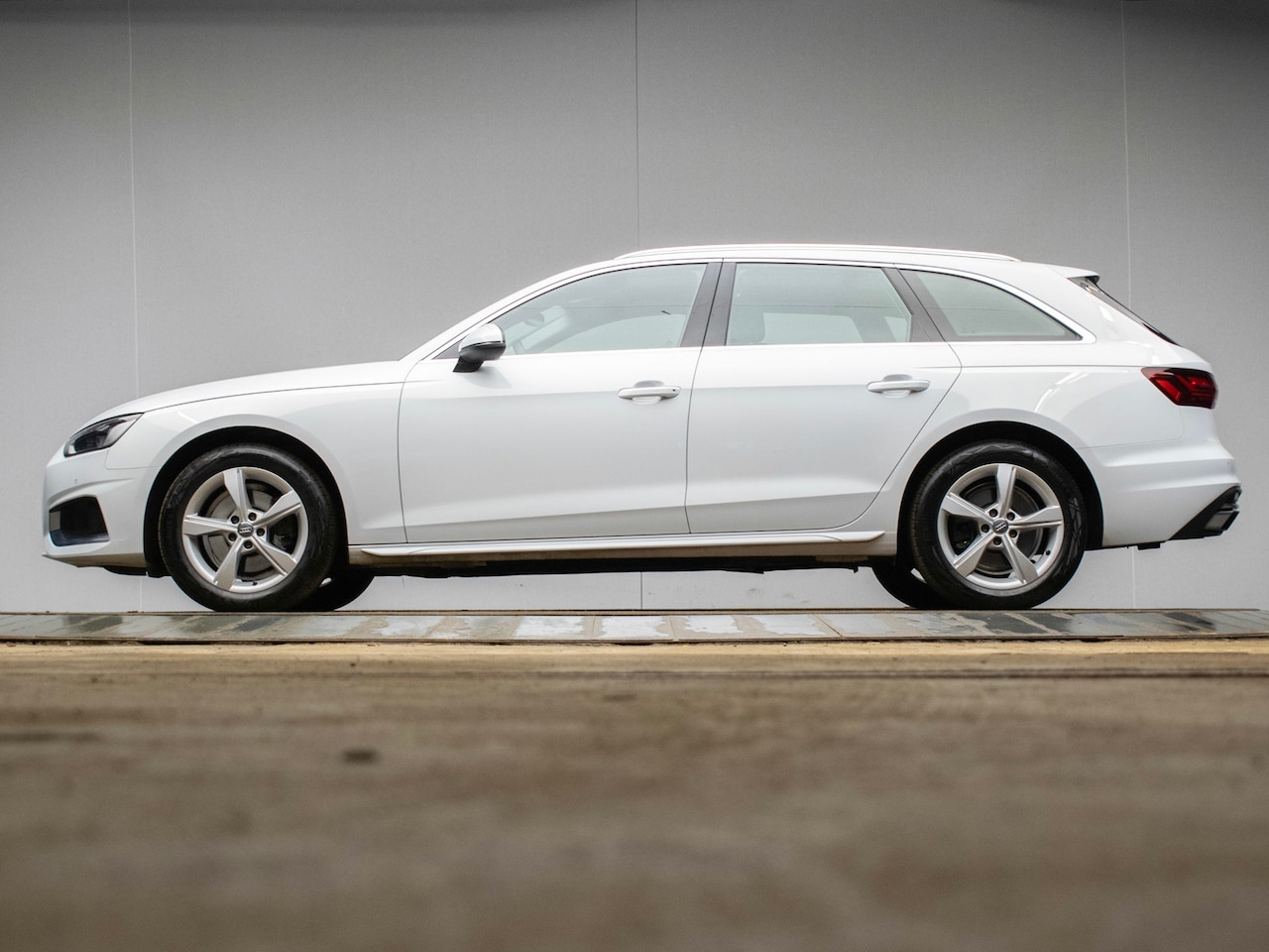 Audi A4 Avant - 35 TFSI Business Edition Sport (APPLE CARPLAY,NAVI,MATRIX,CAMERA,PDC,DIGITAL COCKPIT,CLIMA - AutoWereld.nl