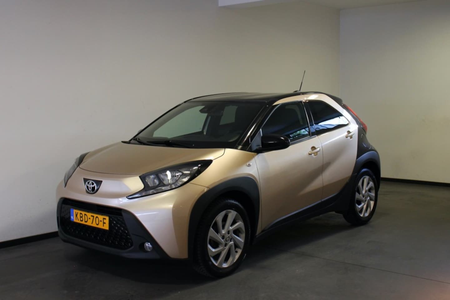 Toyota Aygo X - 1.0 VVT-i S-CVT envy 1.0 VVT-I S-CVT ENVY, Automaat, Airco, Stoelverw, Camera, - AutoWereld.nl