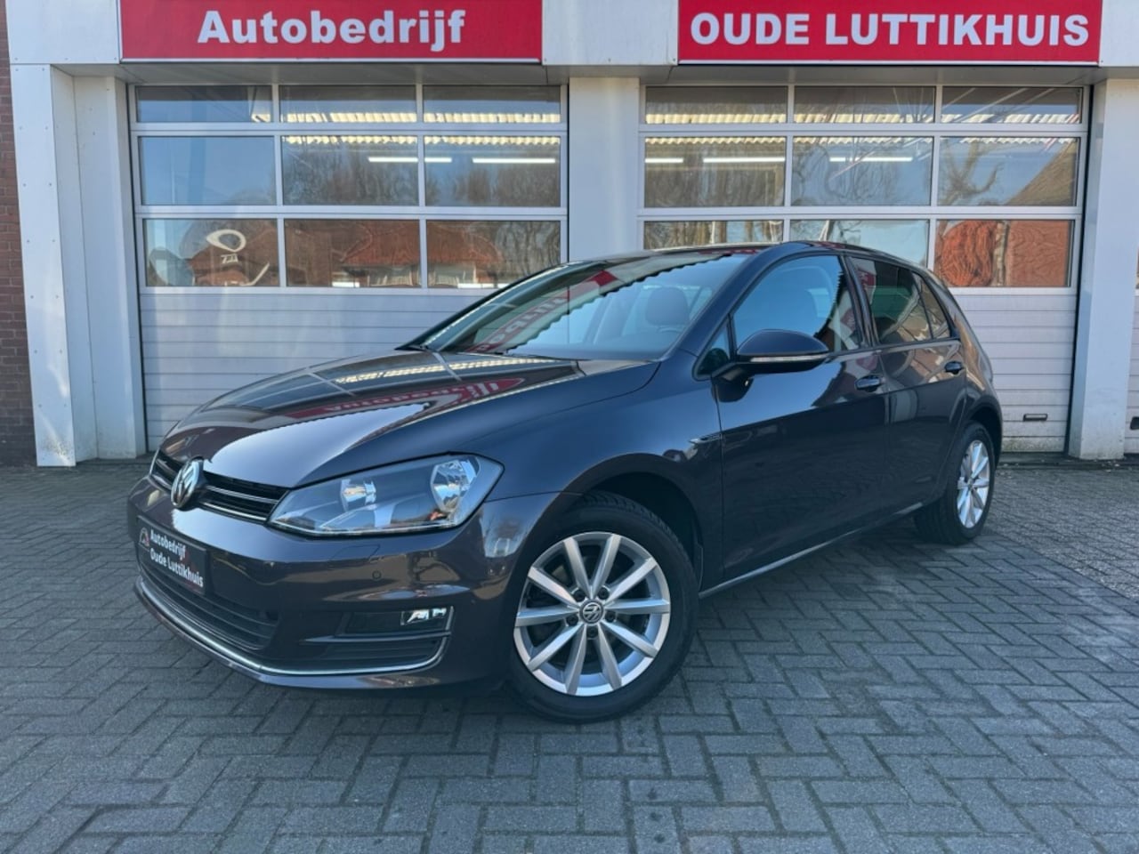 Volkswagen Golf - 1.2 TSI Lounge Cruise Airco PDC Trekhaak Stoelverwarming - AutoWereld.nl