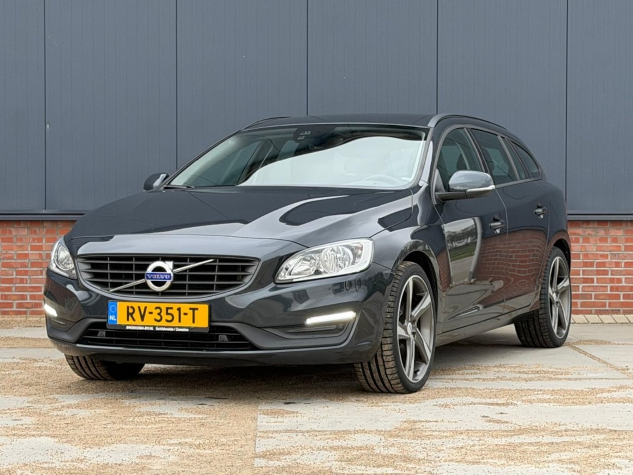 Volvo V60 - 2.0 D3 150pk Navigatie / Trekhaak - AutoWereld.nl