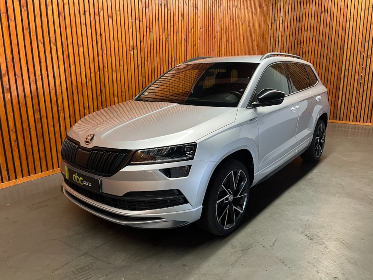 Skoda Karoq - 1.5 TSI ACT SPORTLINE BUSINESS AUTOMAAT - AutoWereld.nl