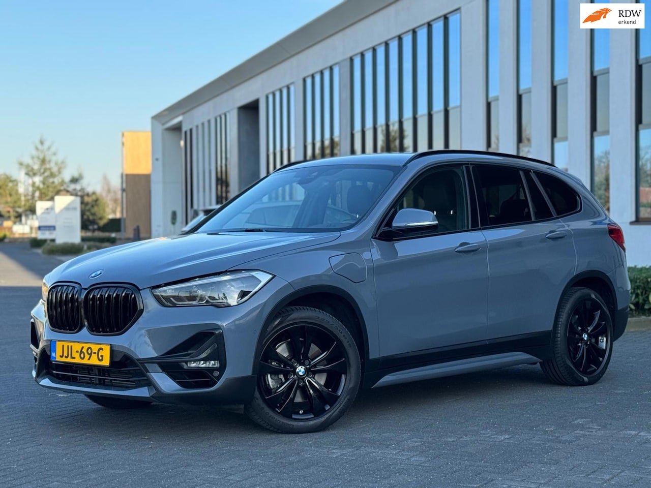 BMW X1 - XDrive25e High Executive SPORT Edition, Black line, afn.trekhaak, camera, 1/2 lederen spor - AutoWereld.nl