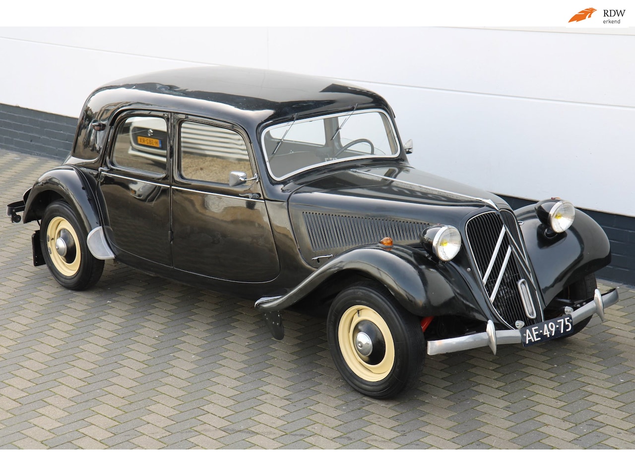 Citroën 11 B - ''Wieltje" wisser boven in dak uit 1952 uniek !!! - AutoWereld.nl