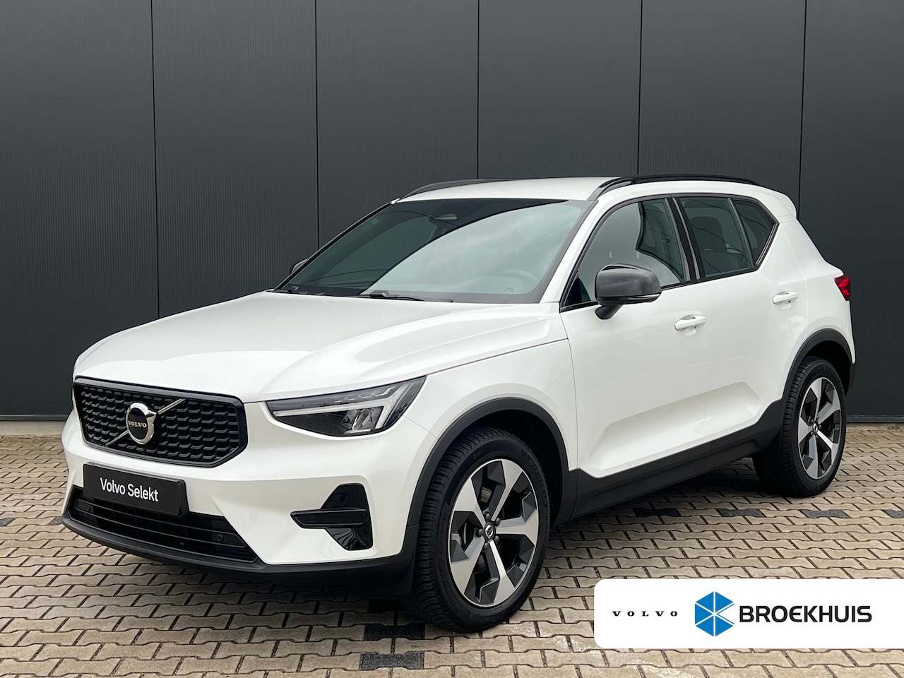 Volvo XC40 - 2.0 B4 Plus Dark | Trekhaak | Stoel en stuurwielverwarming | 2000kg Trekgewicht | Adaptiev - AutoWereld.nl