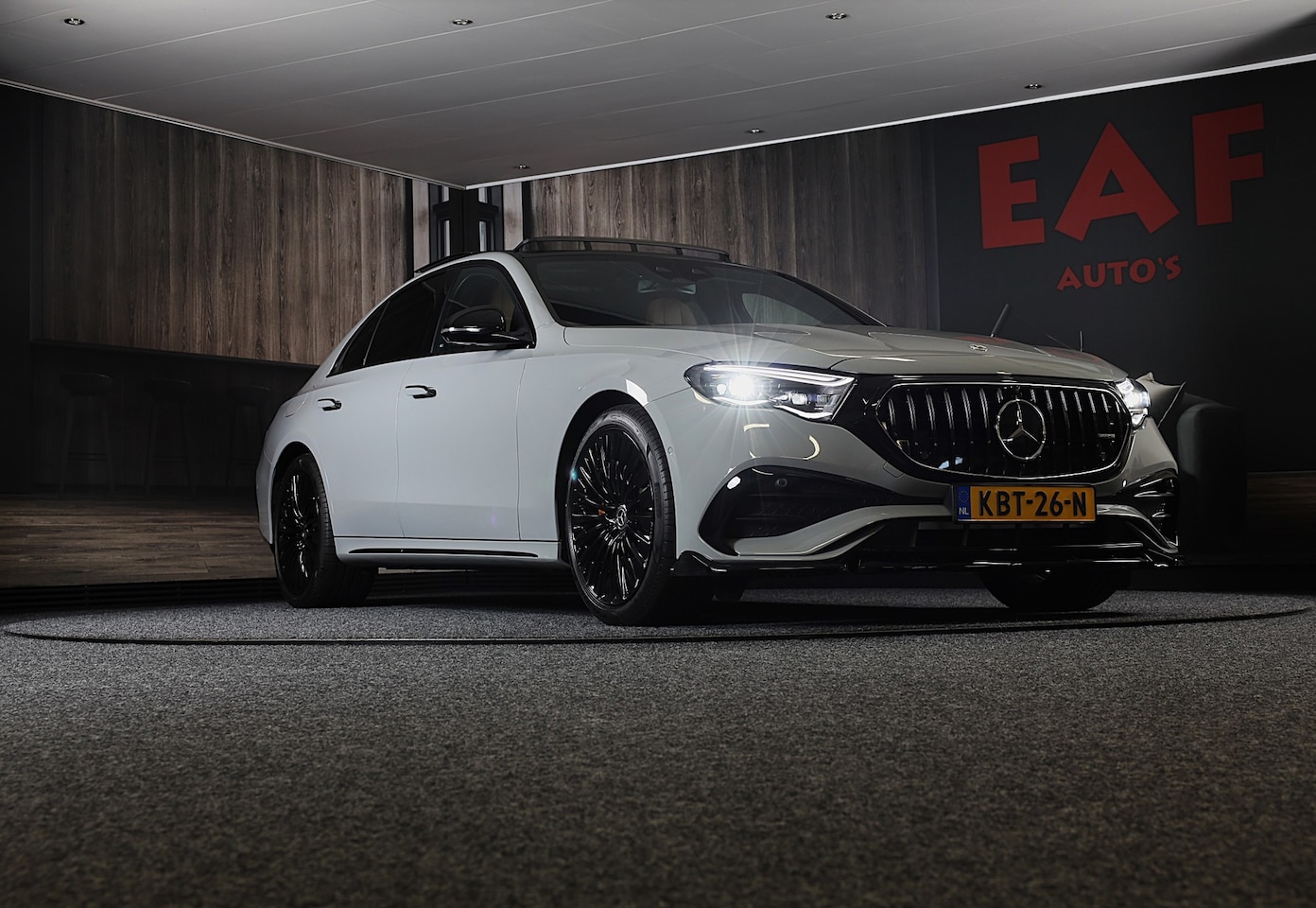 Mercedes-Benz E-klasse - 400 e 4MATIC AMG 53 Look / Hyperscreen / Massage / Burmester / Head Up / Luchtvering / Led - AutoWereld.nl