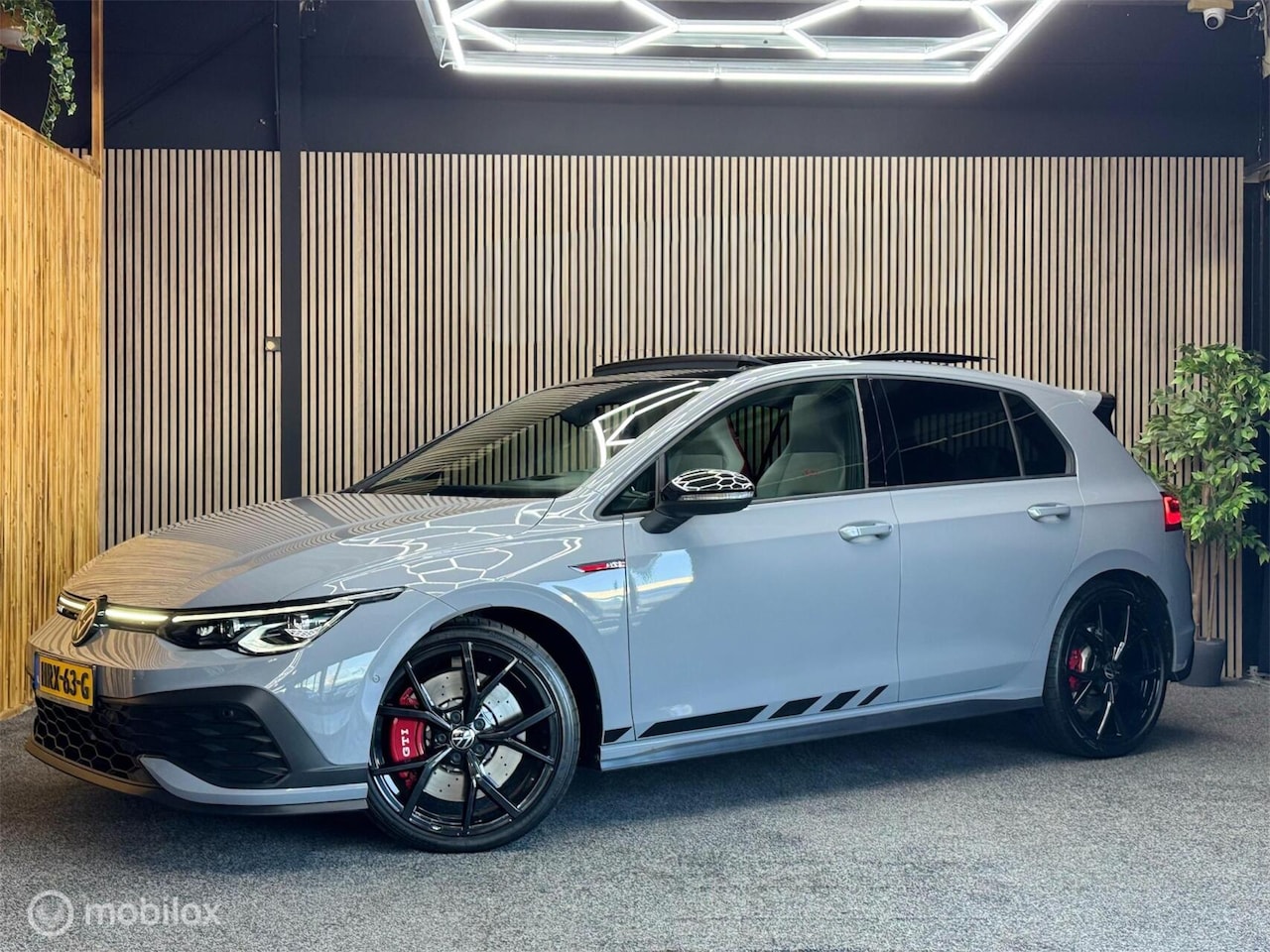 Volkswagen Golf - 2.0 TSI GTI|Pano|Matrix|Cam|Acc|Side|19”R - AutoWereld.nl