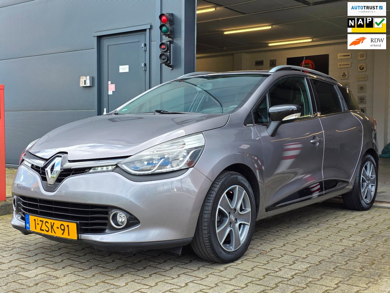 Renault Clio Estate - 0.9 TCe Night&Day / NAP !! / CAMERA / CRUISE / R-LINK / NAVI / ARMSTEUN / PRIVACY GLASS / - AutoWereld.nl