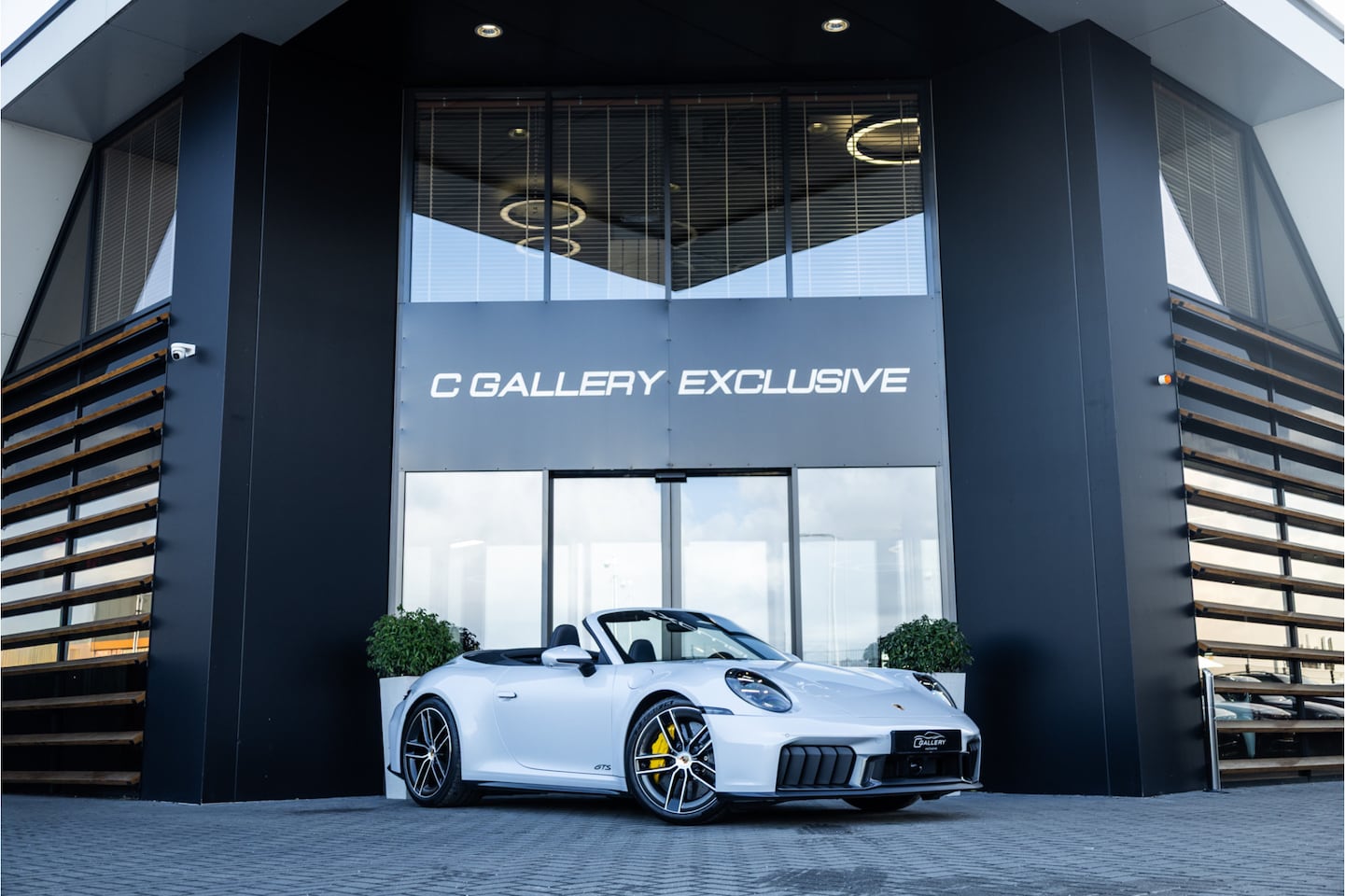 Porsche 911 Cabrio - 3.0 Carrera 4 GTS - Sport Chrono + | Burmester | Lift | Stoelkoeling | 360 Camera - AutoWereld.nl