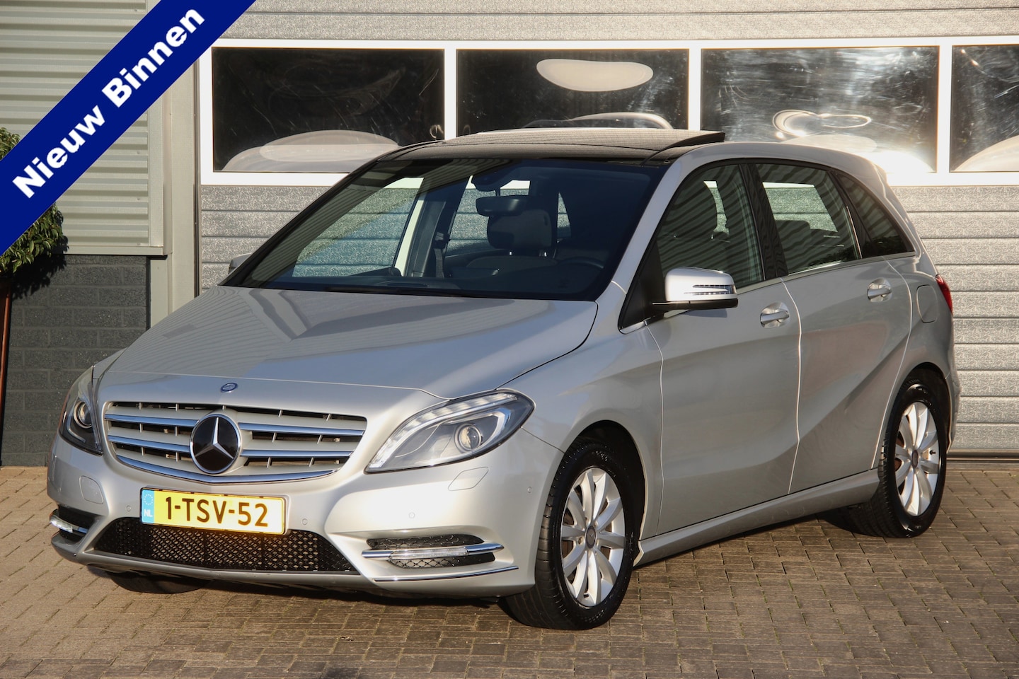 Mercedes-Benz B-klasse - 180 Ambition 1e Eigenaar | NL Auto | Panoramadak | Navi | Bi-Xenon | PDC | Airco | LMV16'' - AutoWereld.nl