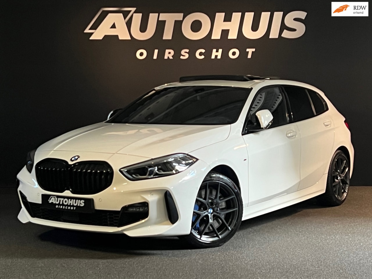 BMW 1-serie - 120i High Executive Edition M Pano/ Performance seats/ M Sportremsysteem/ Memoryseats/ 18" - AutoWereld.nl