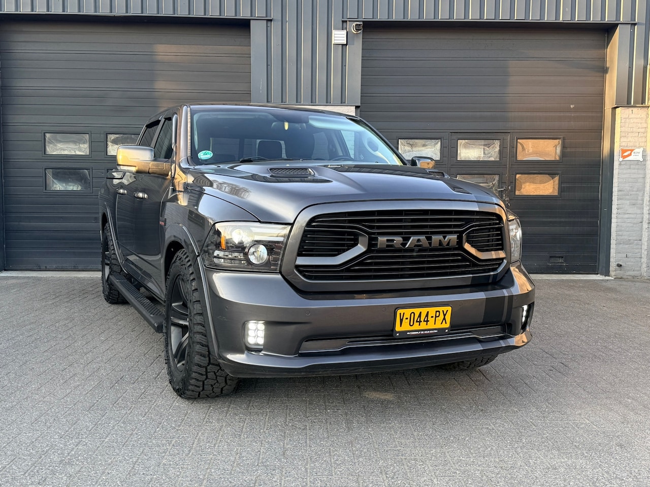 Dodge Ram 1500 - 5.7 V8 4x4 Crew Cab 5'7 Laramie 5.7 V8 4x4 Crew Cab 5'7 Laramie, Revisiemotor! Luchtvering - AutoWereld.nl