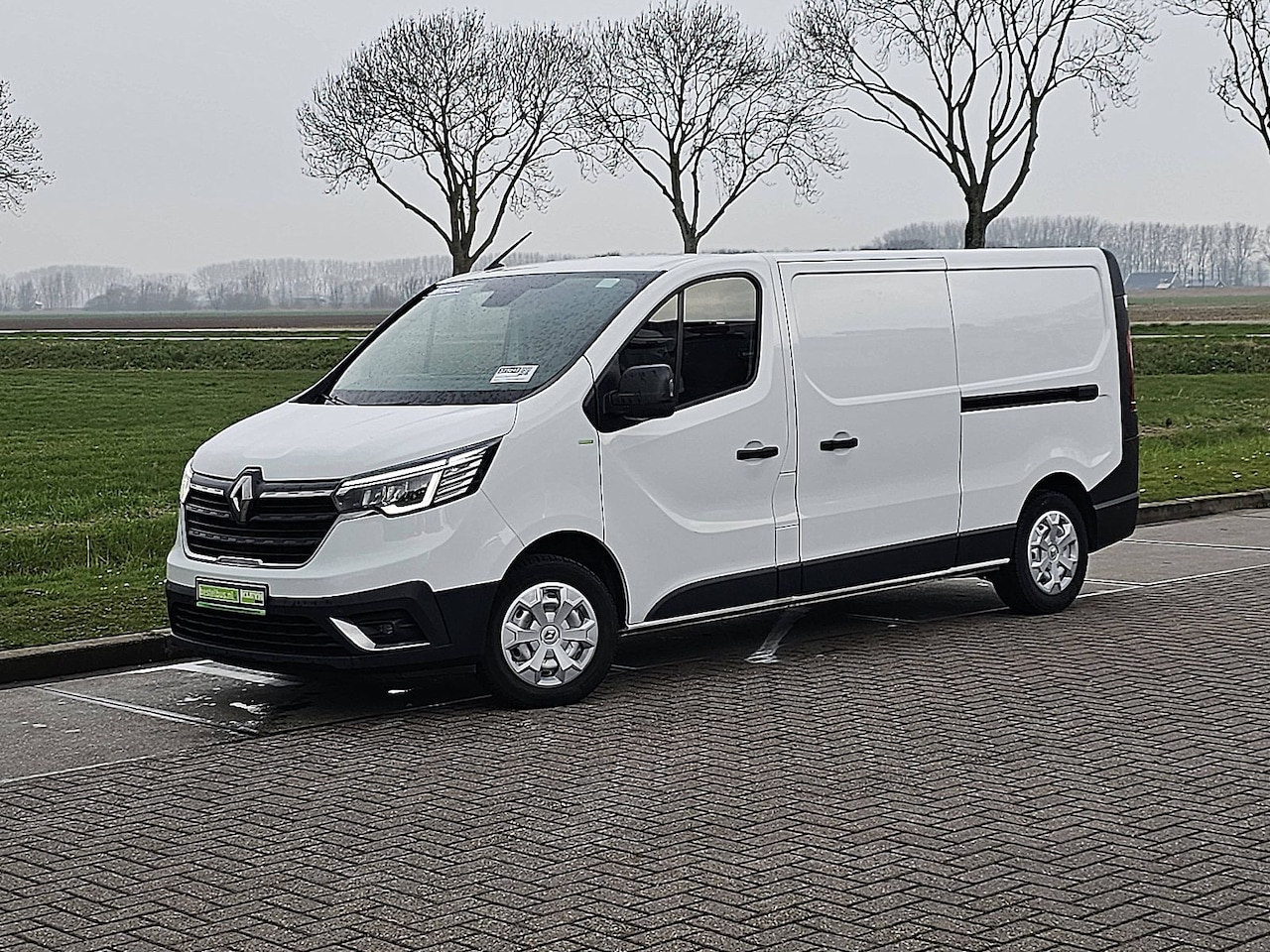 Renault Trafic - 2.0 dCi 150 L2H1 2x zijdeur, automaat, airco, navi, camera, pdc, trekhaak - AutoWereld.nl
