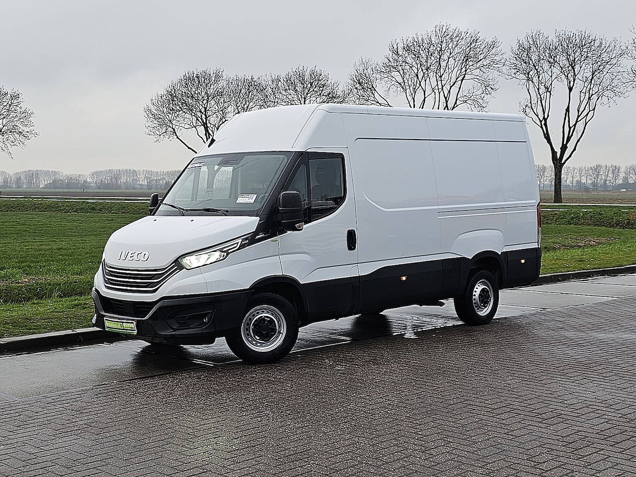 Iveco Daily - 35S14V 2.3 352 L3H2 ac automaat EURO6 LED trekhaak 3500 kg - AutoWereld.nl