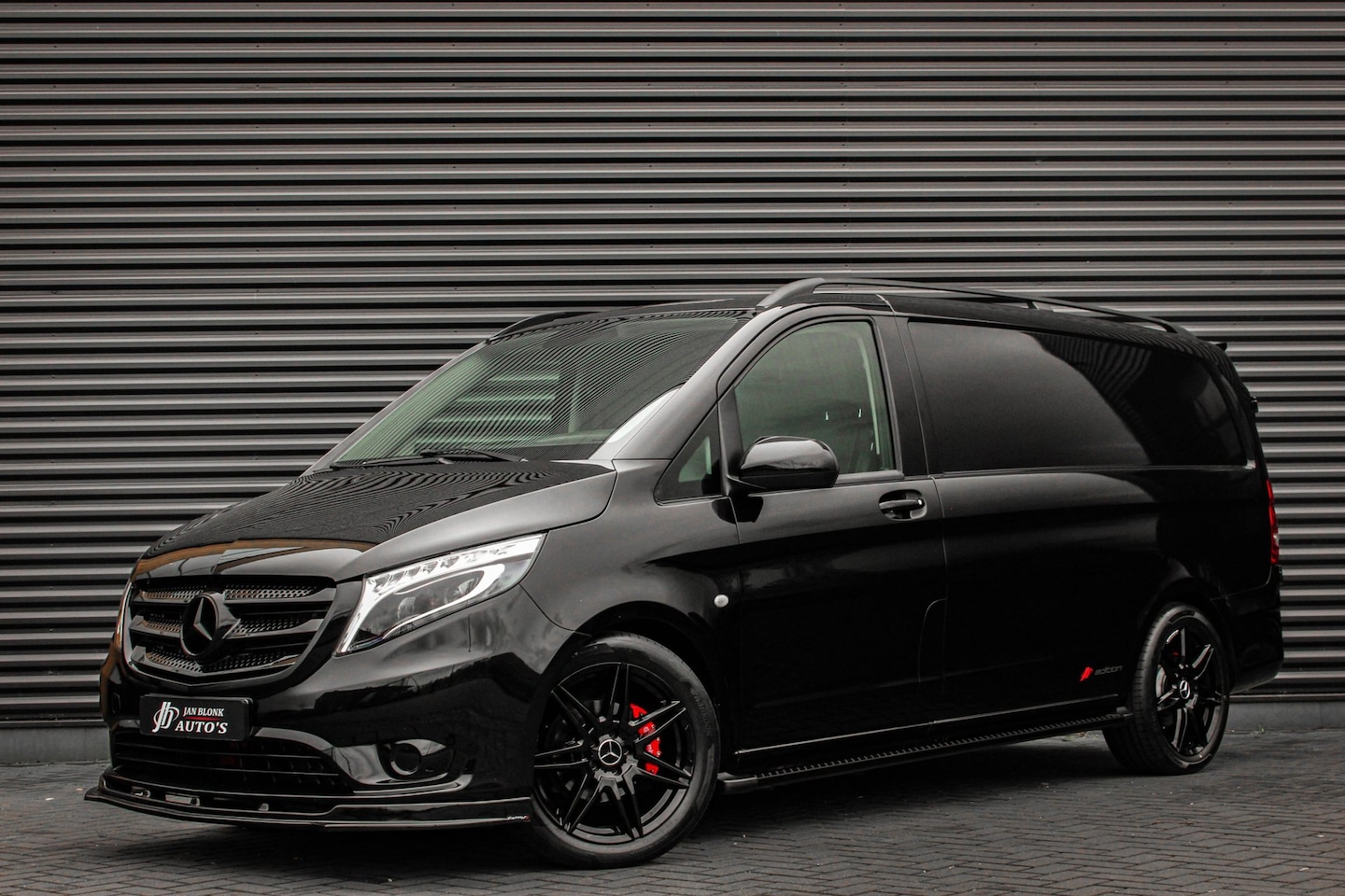 Mercedes-Benz Vito - 136PK JB-EDITION FULL BLACK / AMG / SPOILER /VERLAGINGSVEREN / NAVIGATIE / SIDE-BARS / TRE - AutoWereld.nl