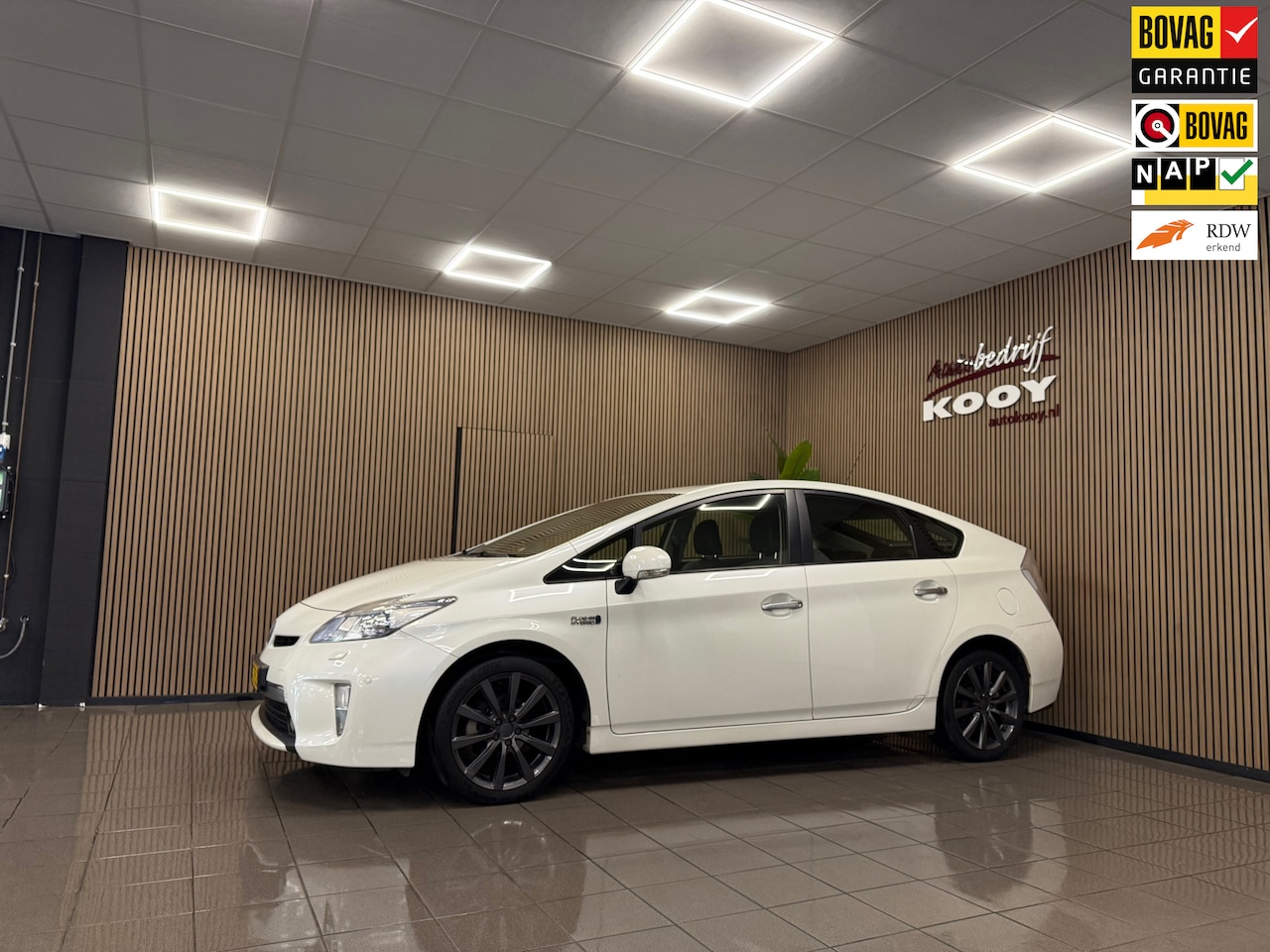 Toyota Prius - 1.8 Plug-in Executive Business * Navigatie / Camera / Leder / Xenon / NL Auto * - AutoWereld.nl