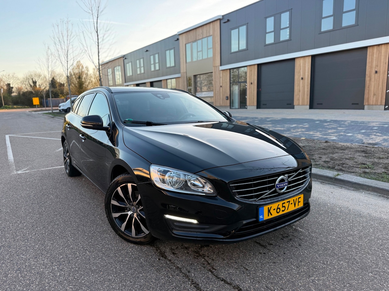 Volvo V60 - 2.0 D3 Polar+ (bj 2018) 150PK|AUTOMAAT|LEER|NAVI|STOELVERW - AutoWereld.nl