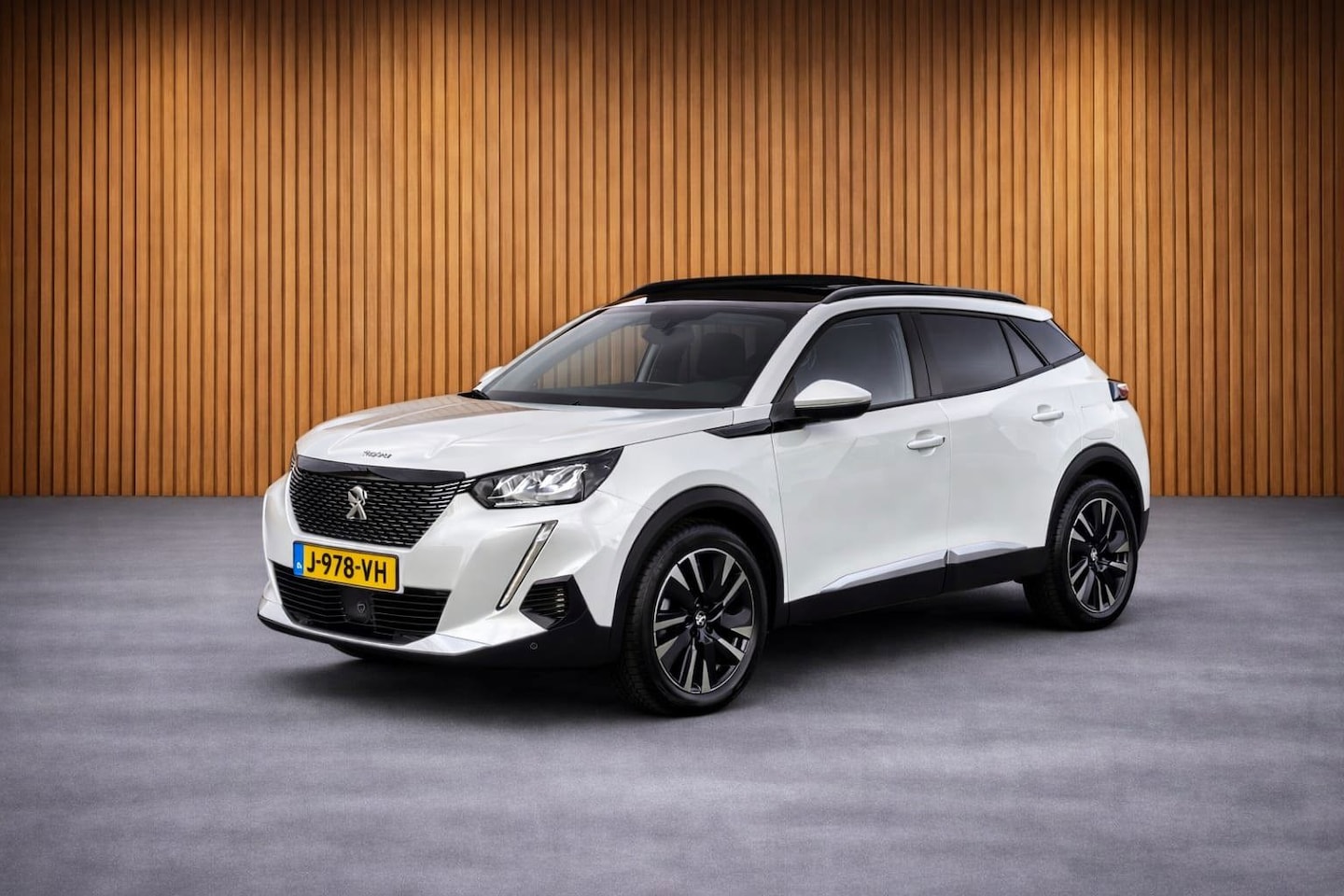 Peugeot 2008 - 1.2 PureTech Allure 130PK Pano, 18 Inch, Parelmoer,Nieuwstaat. - AutoWereld.nl