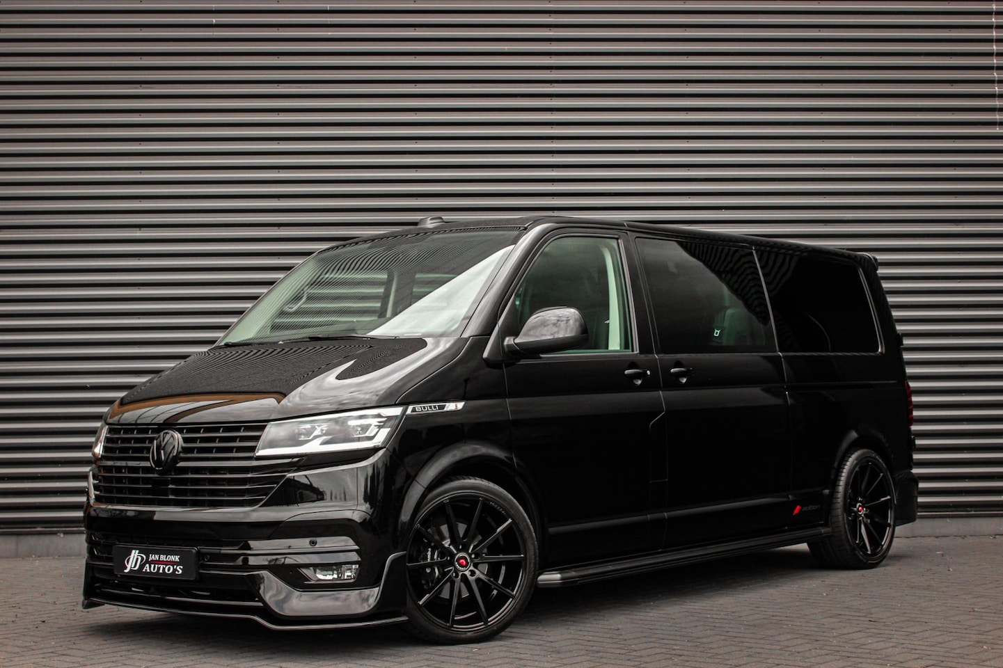 Volkswagen Transporter - 2.0 TDI L2H1 150PK BULLI DC DUBBEL CABINE / LEIGHTONVANS BODYKIT / FULL OPTINS / LEDER / F - AutoWereld.nl