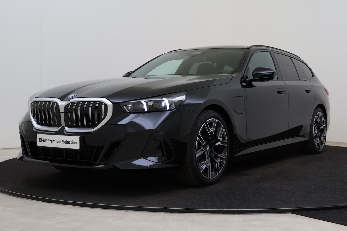 BMW 5-serie Touring - 530e M Sport Automaat / Panoramadak / Trekhaak / Bowers & Wilkins / Achteruitrijcamera / A - AutoWereld.nl