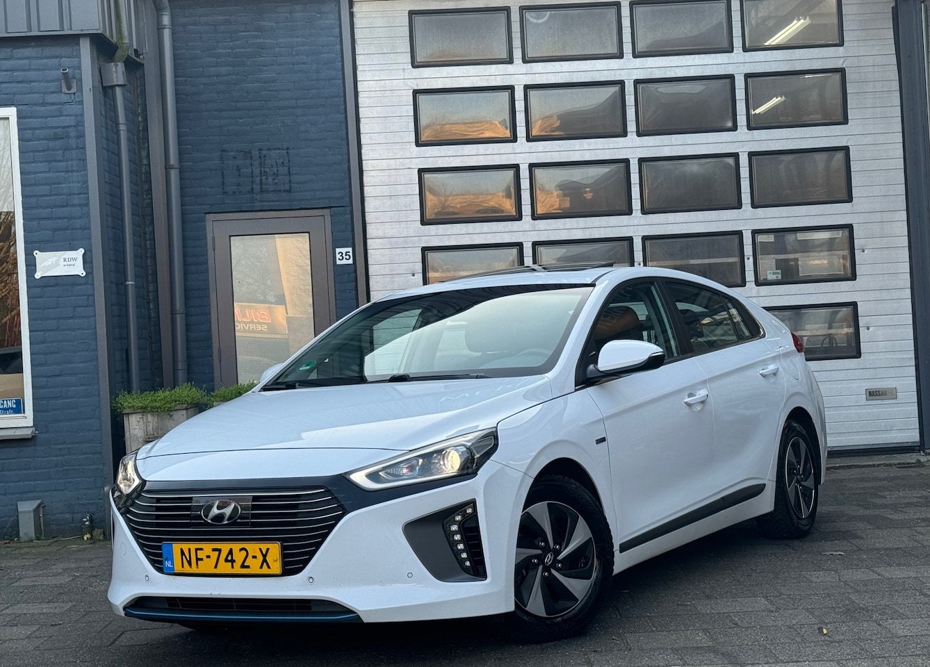 Hyundai IONIQ - 1.6 GDi First Edition | Clima | Camera | Open-Dak | Navi - AutoWereld.nl