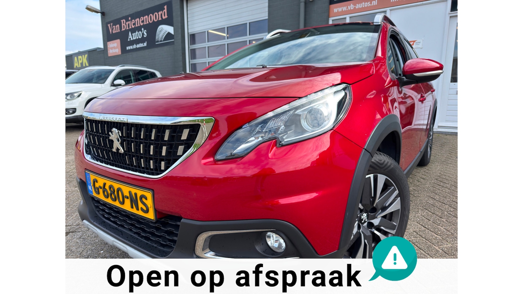 Peugeot 2008 - 1.2 PureTech Allure met parkeersensoren en trekhaak en navigatie en bluetooth telefoon / m - AutoWereld.nl