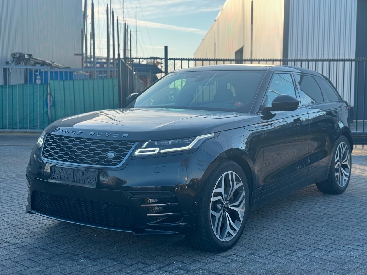 Land Rover Range Rover Velar - 3.0 V6 SC AWD R-Dynamic Navi Leer Pano 360 Camera - AutoWereld.nl
