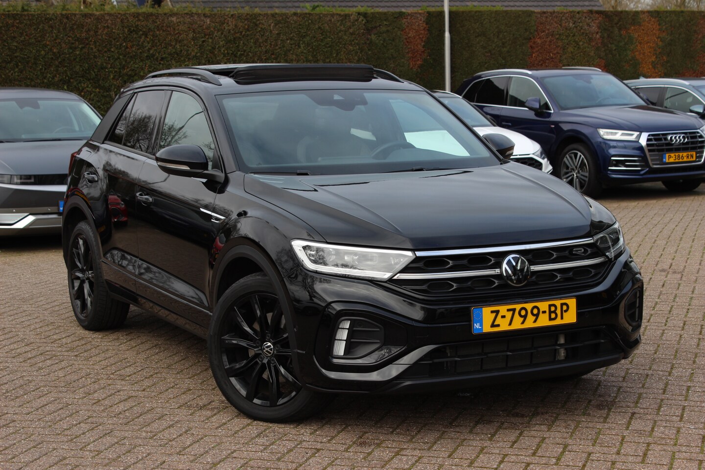 Volkswagen T-Roc - 2.0 TSI 4Motion R-Line Business+ / 26.553 km! / Panoramadak / Camera / Leder / Matrix LED - AutoWereld.nl
