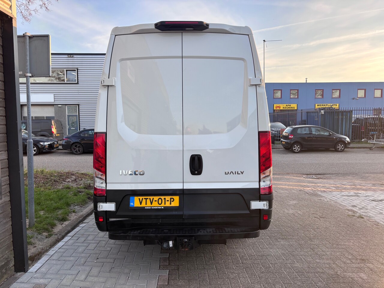 Iveco Daily - 35S14V 2.3 352L H2 NL auto! 67.337 km NAP! Trekhaak 3500 kg