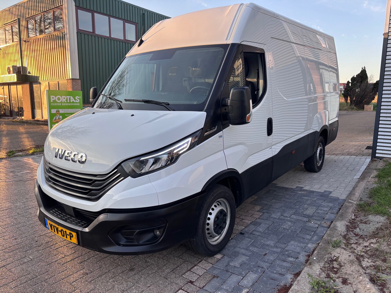 Iveco Daily - 35S14V 2.3 352L H2 NL auto! 67.337 km NAP! Trekhaak 3500 kg