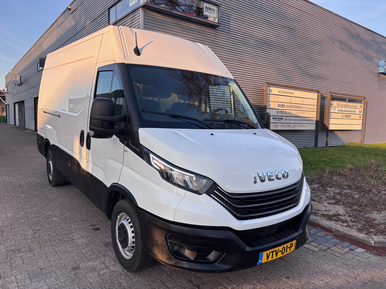 Iveco Daily - 35S14V 2.3 352L H2 NL auto! 67.337 km NAP! Trekhaak 3500 kg