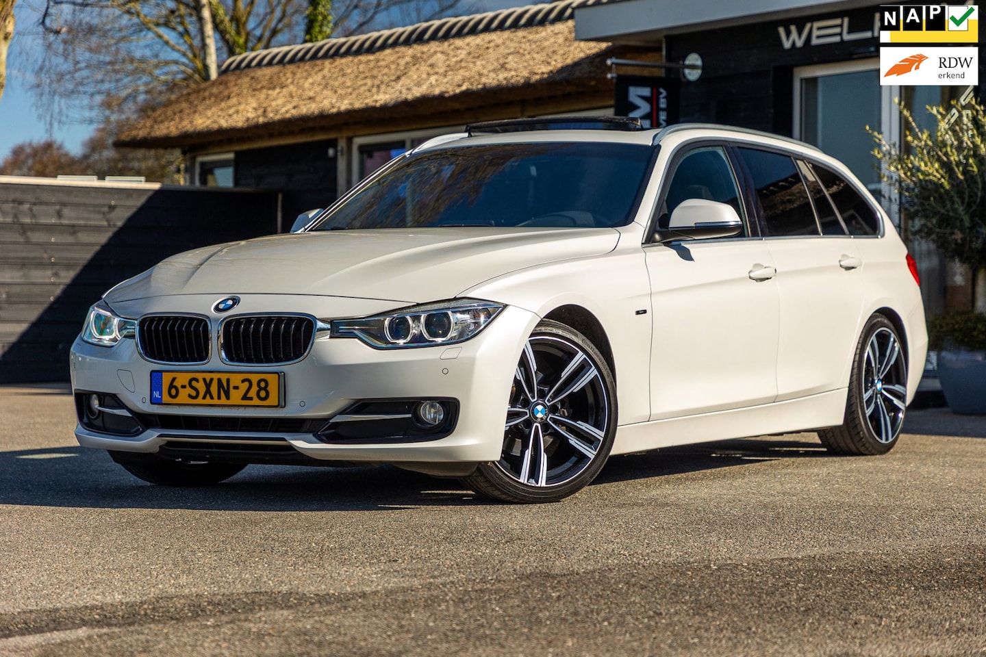 BMW 3-serie Touring - 320d I Pano I Leder I parelmoer I Lci I groot navigatie I - AutoWereld.nl