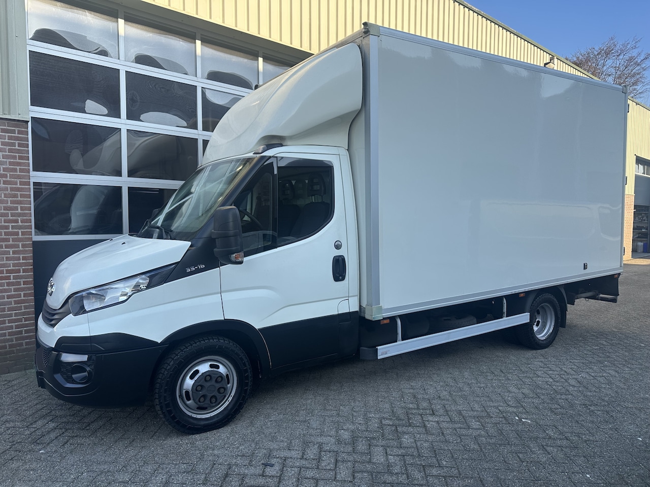 Iveco Daily - 35C18V 3.0 Bakwagen Airco,Cruise,Trekhaak,3 peroons L415cm B210cm H230cm - AutoWereld.nl