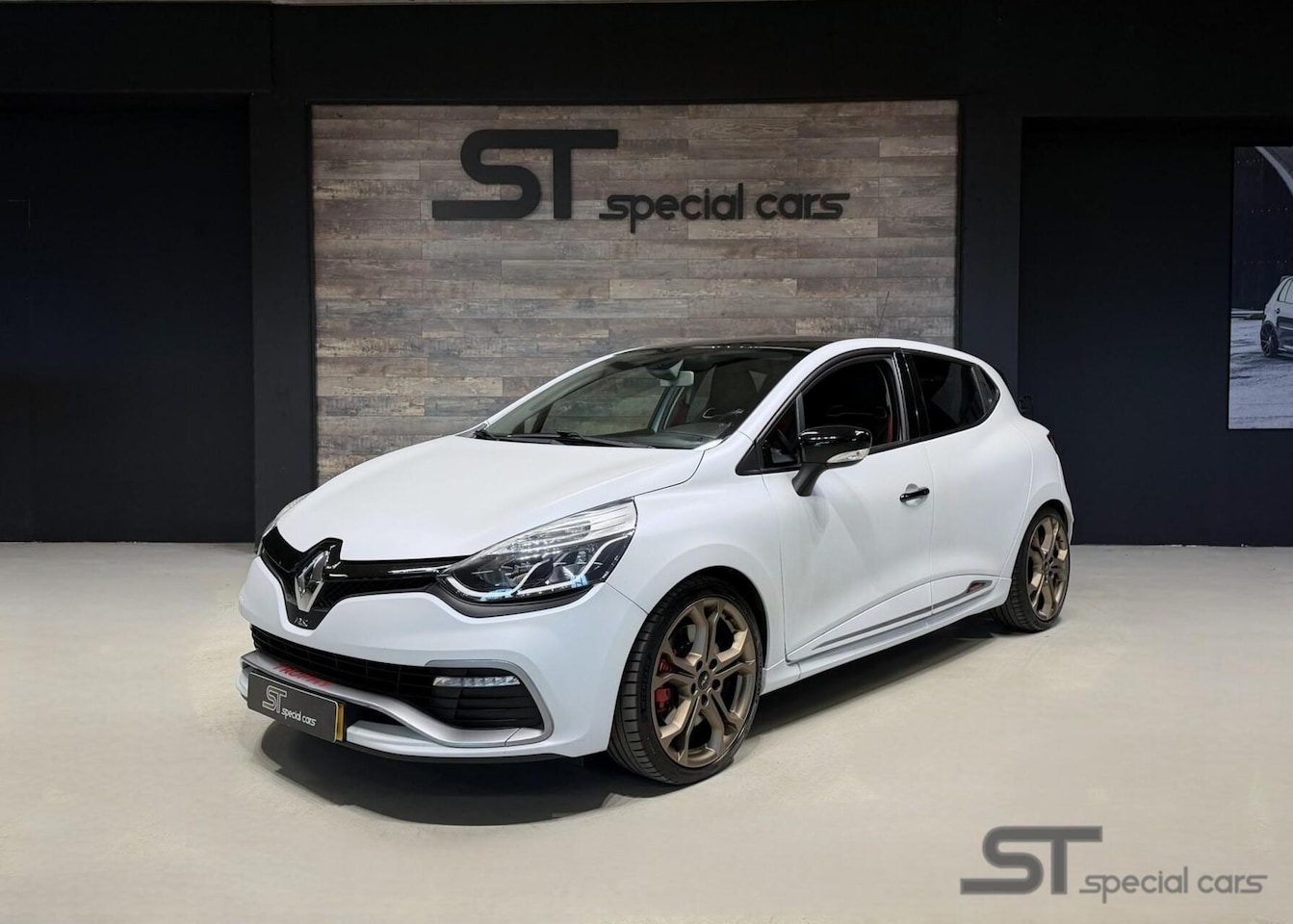 Renault Clio - 1.6 R.S. Trophy no 745|Kuip|Mat|220pk - AutoWereld.nl