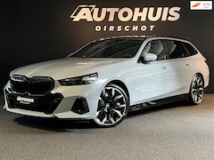 BMW 5-serie Touring - 520i High Executive Edition M Stuurverwarming/Bower&Wilkins/21"/Glazendak/Trekhaak/ 360Cam