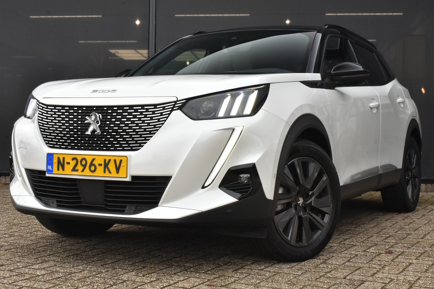 Peugeot e-2008 - EV GT Pack 50 kWh 3 Fase 88% SOH | Alcantara | Stoelverwarming | Sfeerverlichting | 18"LMV - AutoWereld.nl