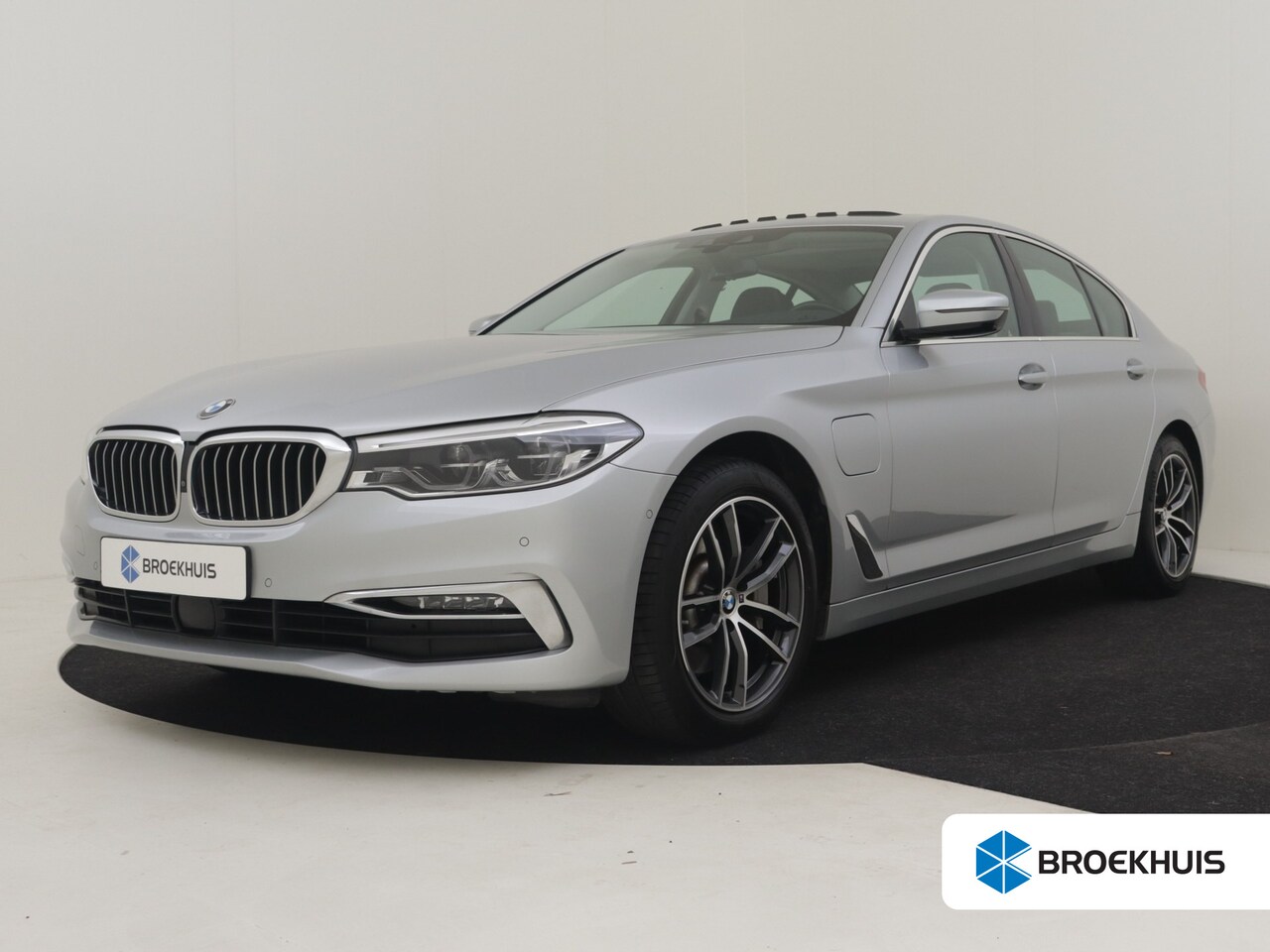 BMW 5-serie - 530e iPerformance High Executive 252Pk | Rondomzichtcamera | Head-up Display | Glazen schu - AutoWereld.nl