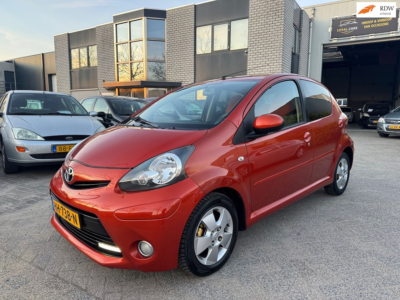 Toyota Aygo - 1.0 VVT-i Dynamic Orange Airco Navi Led - AutoWereld.nl