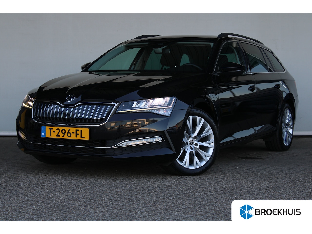 Skoda Superb Combi - 1.4 TSI iV Business Edition | Uitklapbare trekhaak | Camera | Cruise controle adaptief | S - AutoWereld.nl