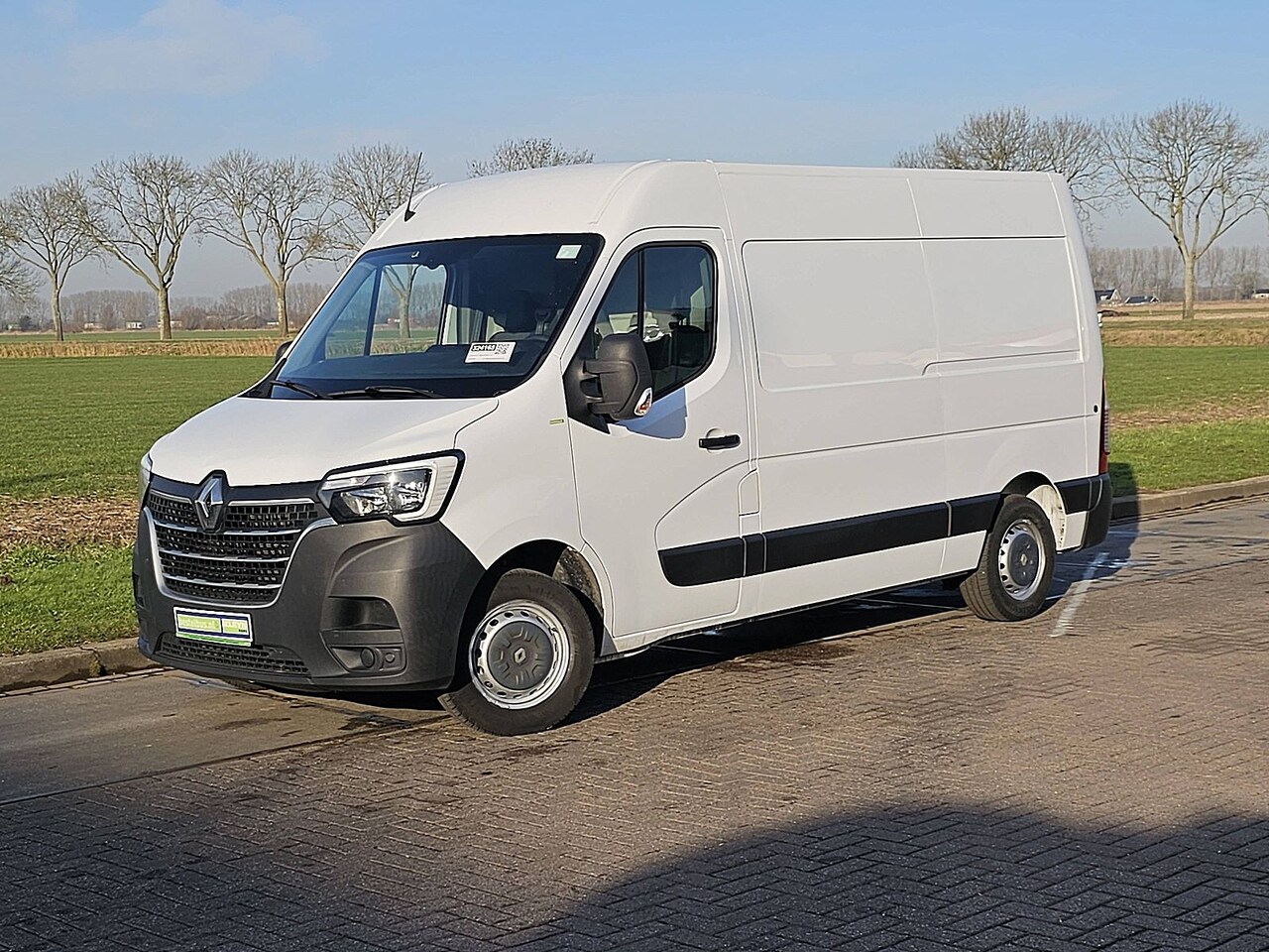 Renault Master - T35 2.3 dCi 135 L2H2 airco, navi, pdc, trekhaak, inrichting - AutoWereld.nl