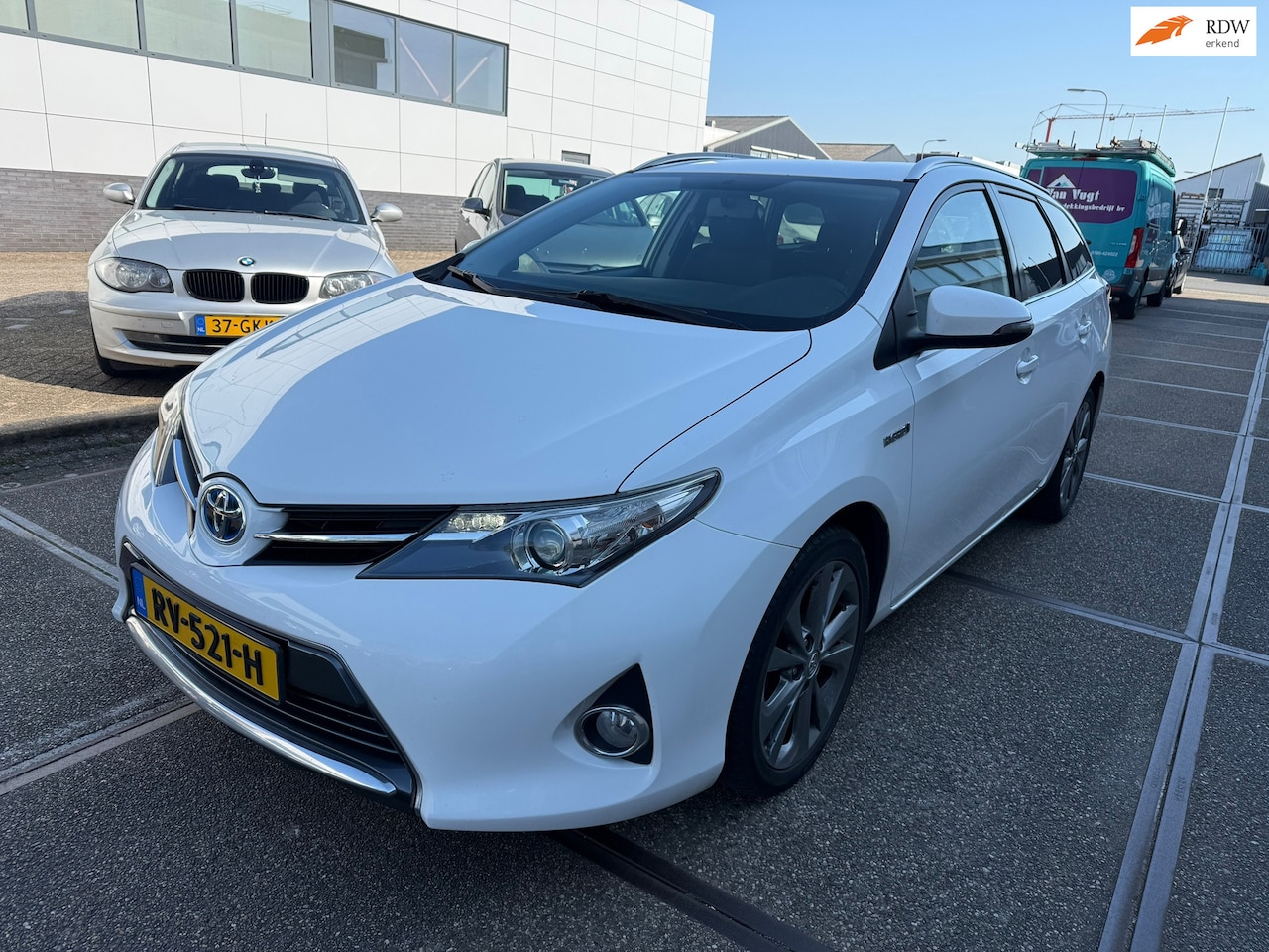 Toyota Auris Touring Sports - 1.8 Hybrid Aspiration / AUTOMAAT / HYBRIDE / NAVI / CAMERA / 2 SLEUTELS / BOEKJES / ZEER N - AutoWereld.nl