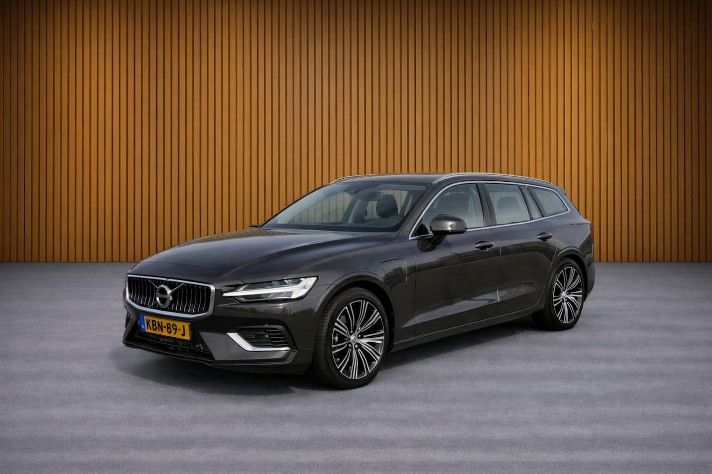Volvo V60 - 2.0 T6 Recharge AWD R-Design 2.0 T6 Recharge AWD R-Design - AutoWereld.nl