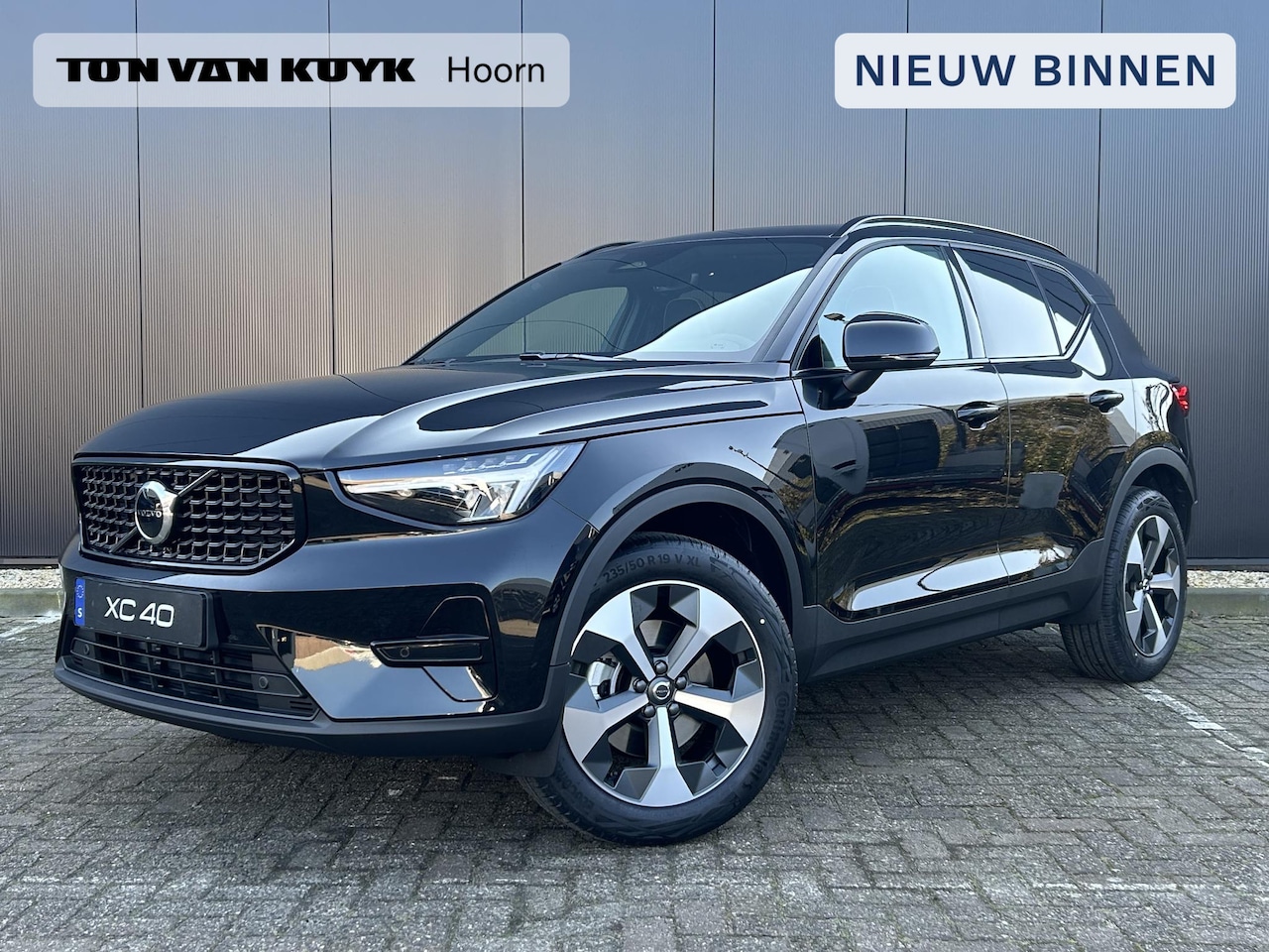 Volvo XC40 - 2.0 B4 Plus Dark Panorama dak / Nubuck bekleding / Extra getint glas / 19" 5-y spaaks wiel - AutoWereld.nl